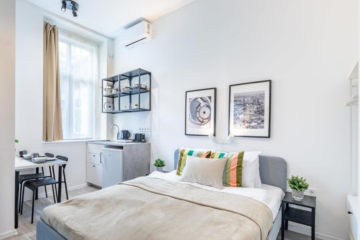 Very Charming - New - Budapeszt